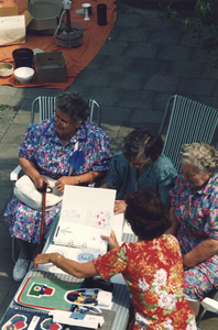 859406 Afbeelding van een groepje dames tijdens een buurtfeest op de Abstederdijk te Utrecht.